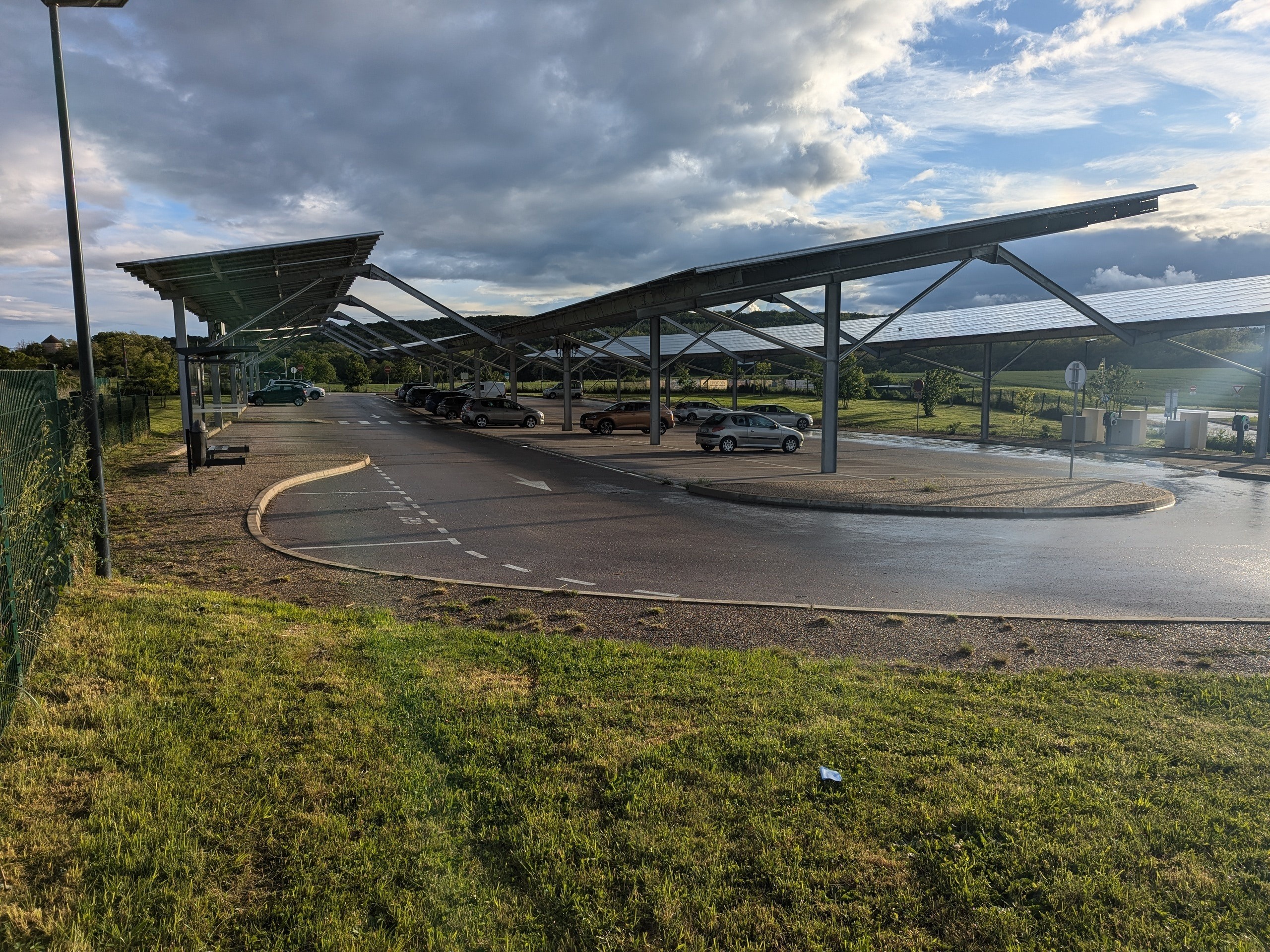 Exemple de parking de covoiturage avec ombrières photovoltaïques en sortie d’autoroute.