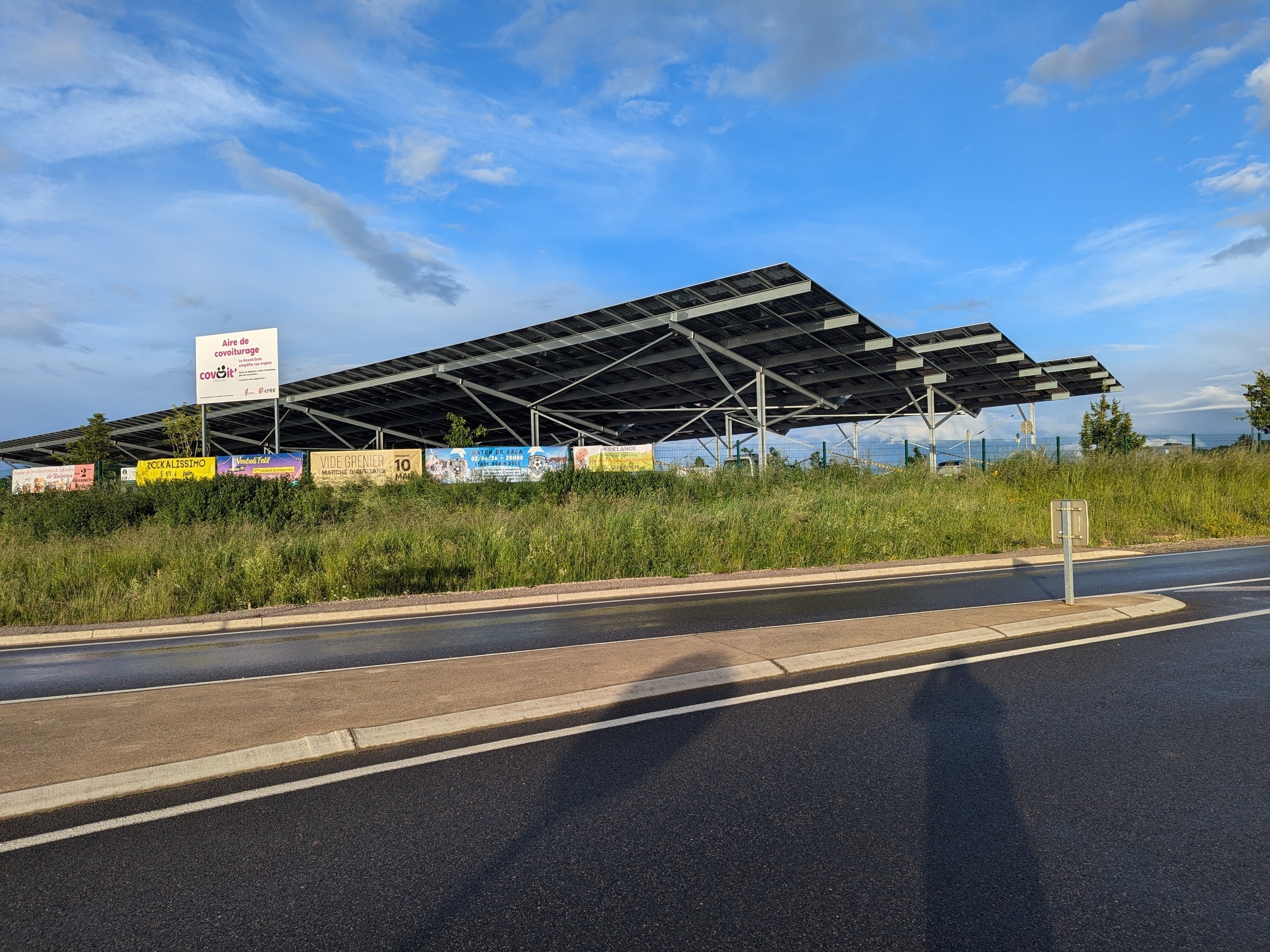 Rangées de stationnement sous ombrières solaires.