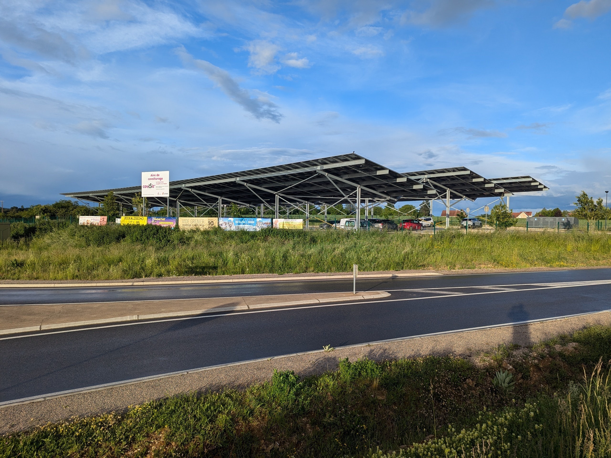 Parking de covoiturage et circulation interne sous panneaux solaires.