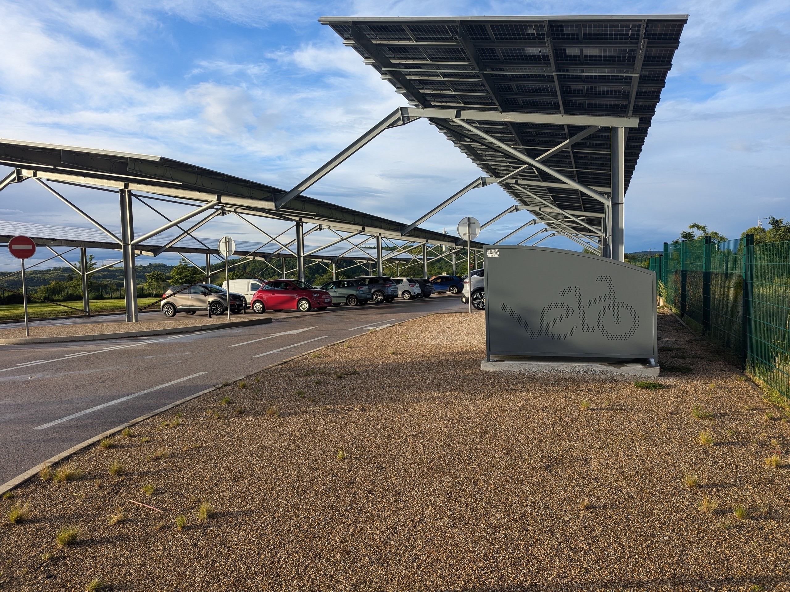 Exemple d’aménagement complet d’un parking de covoiturage en sortie d’autoroute.