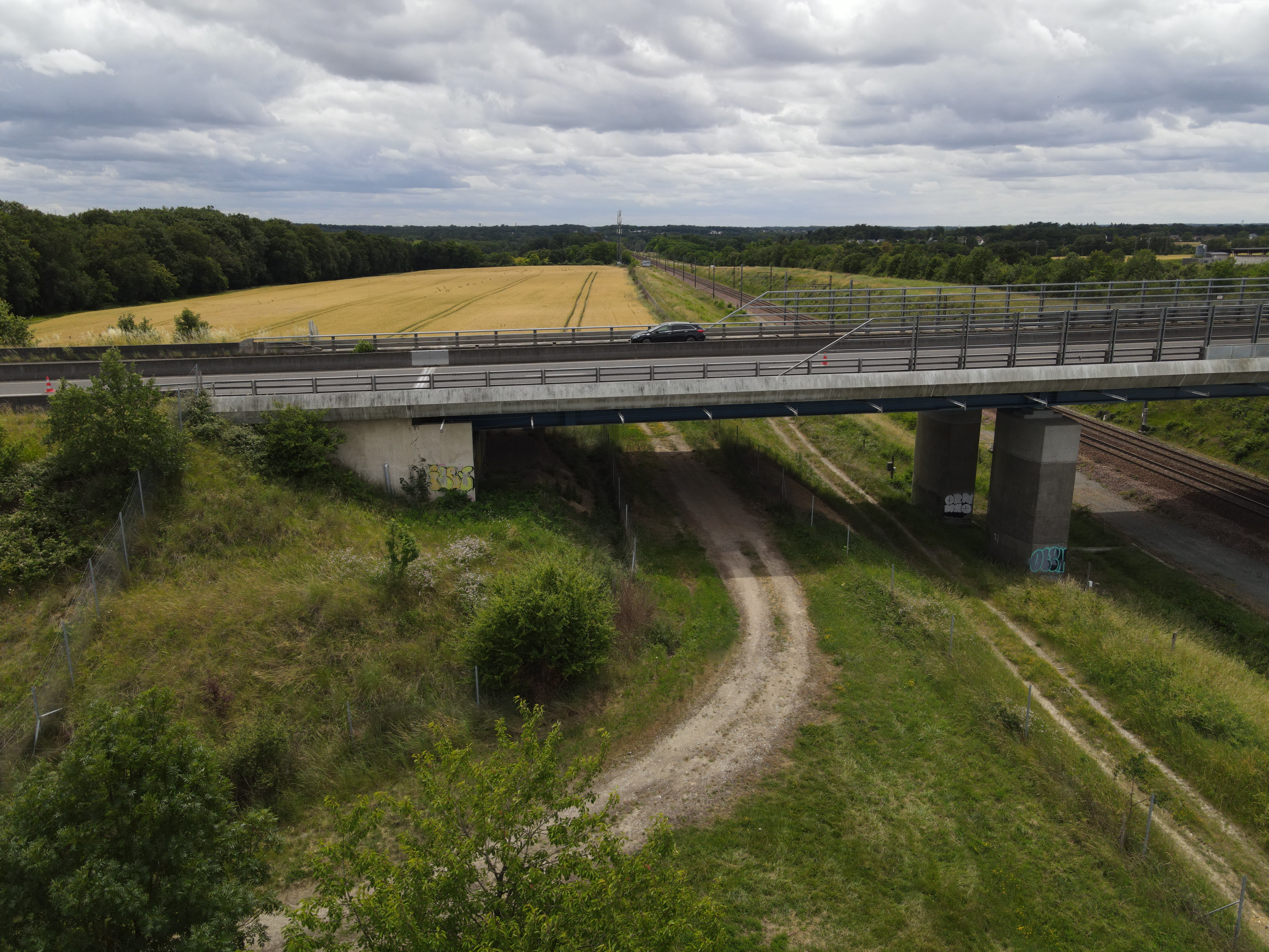 Vue drone du secteur alternatif derrière la voie ferrée à Joué-lès-Tours.