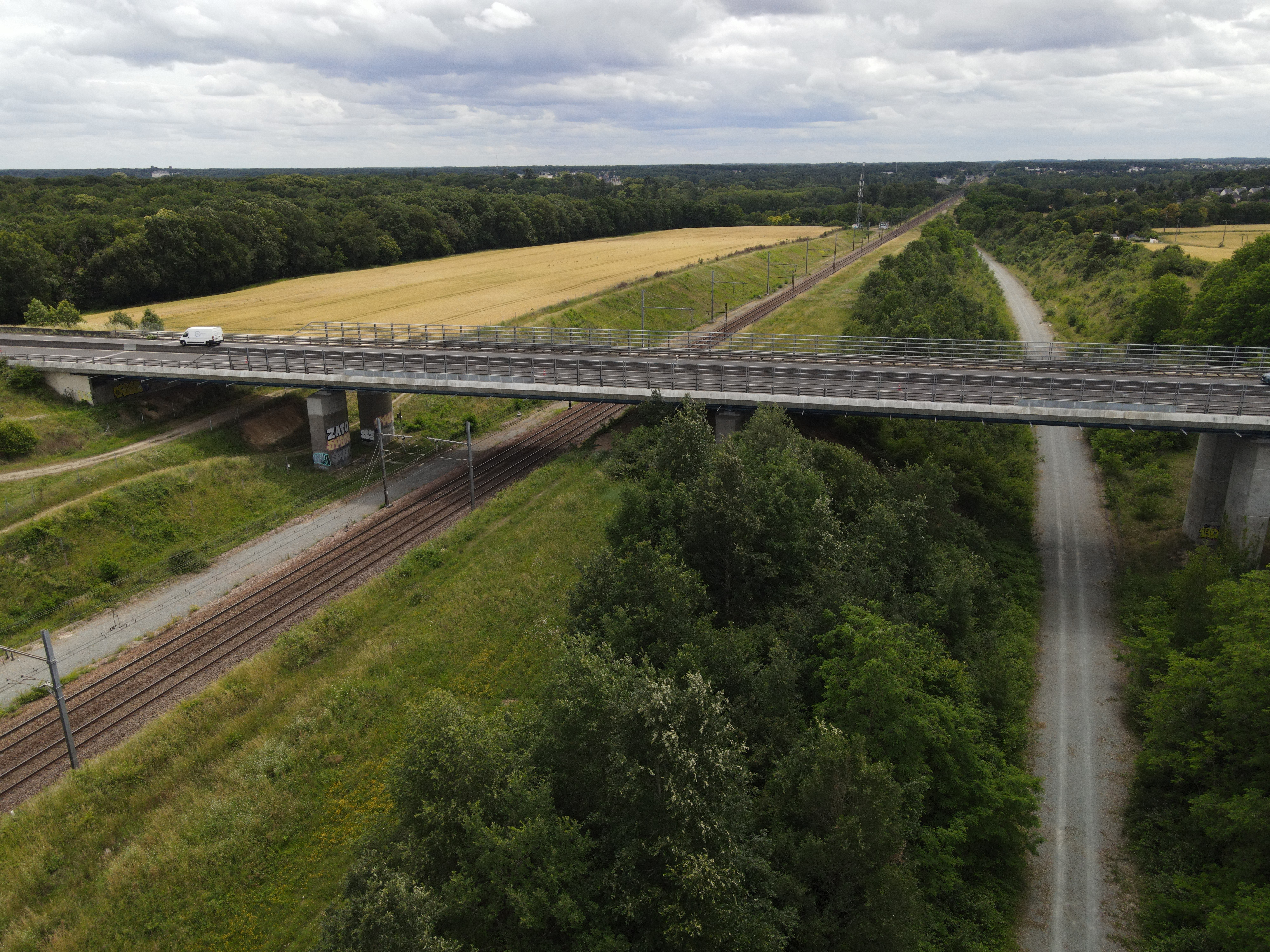 Vue drone montrant le passage sous l'autoroute dans le secteur alternatif.