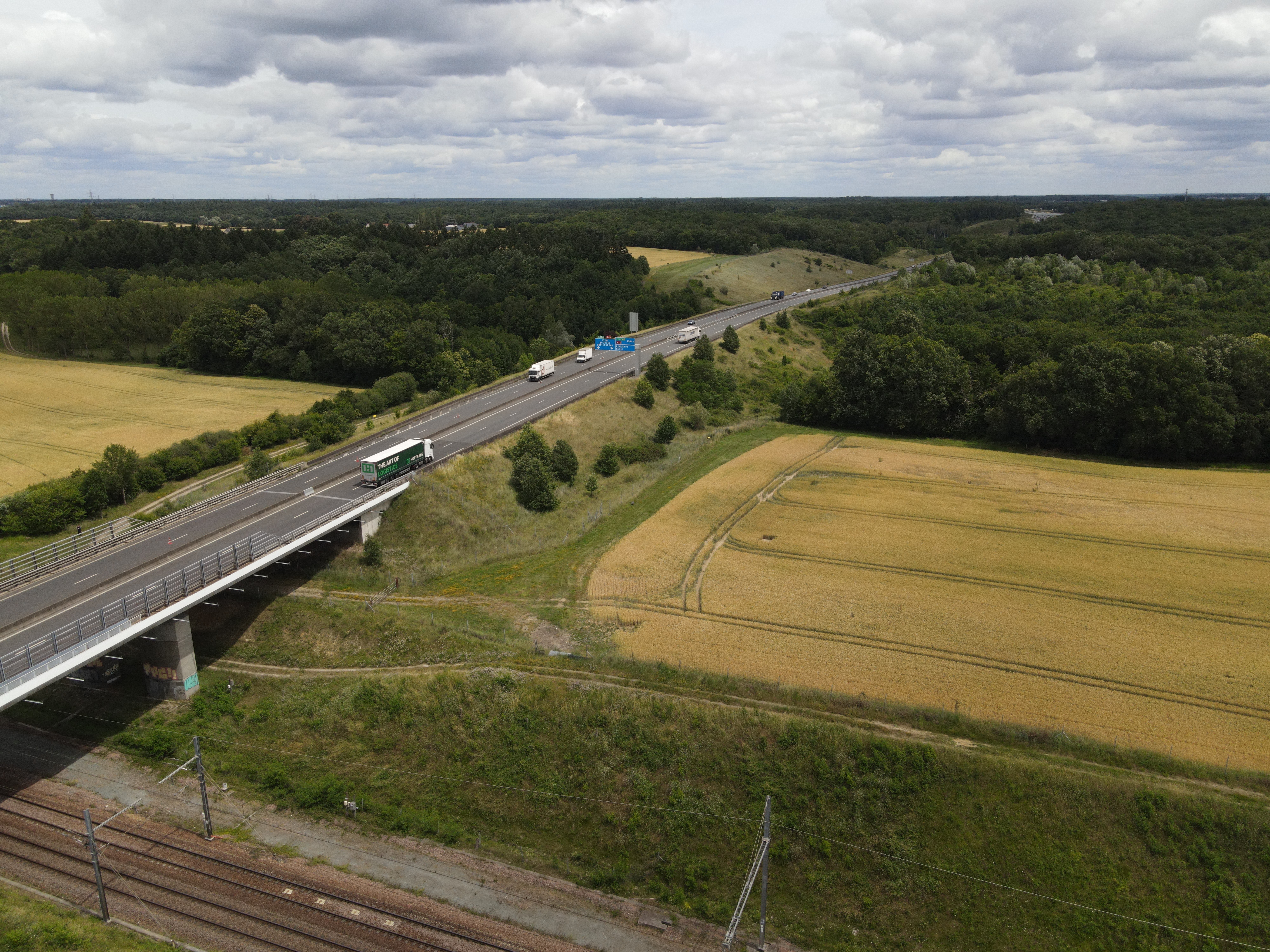 Vue drone des abords de l'ancienne emprise ferroviaire désaffectée.
