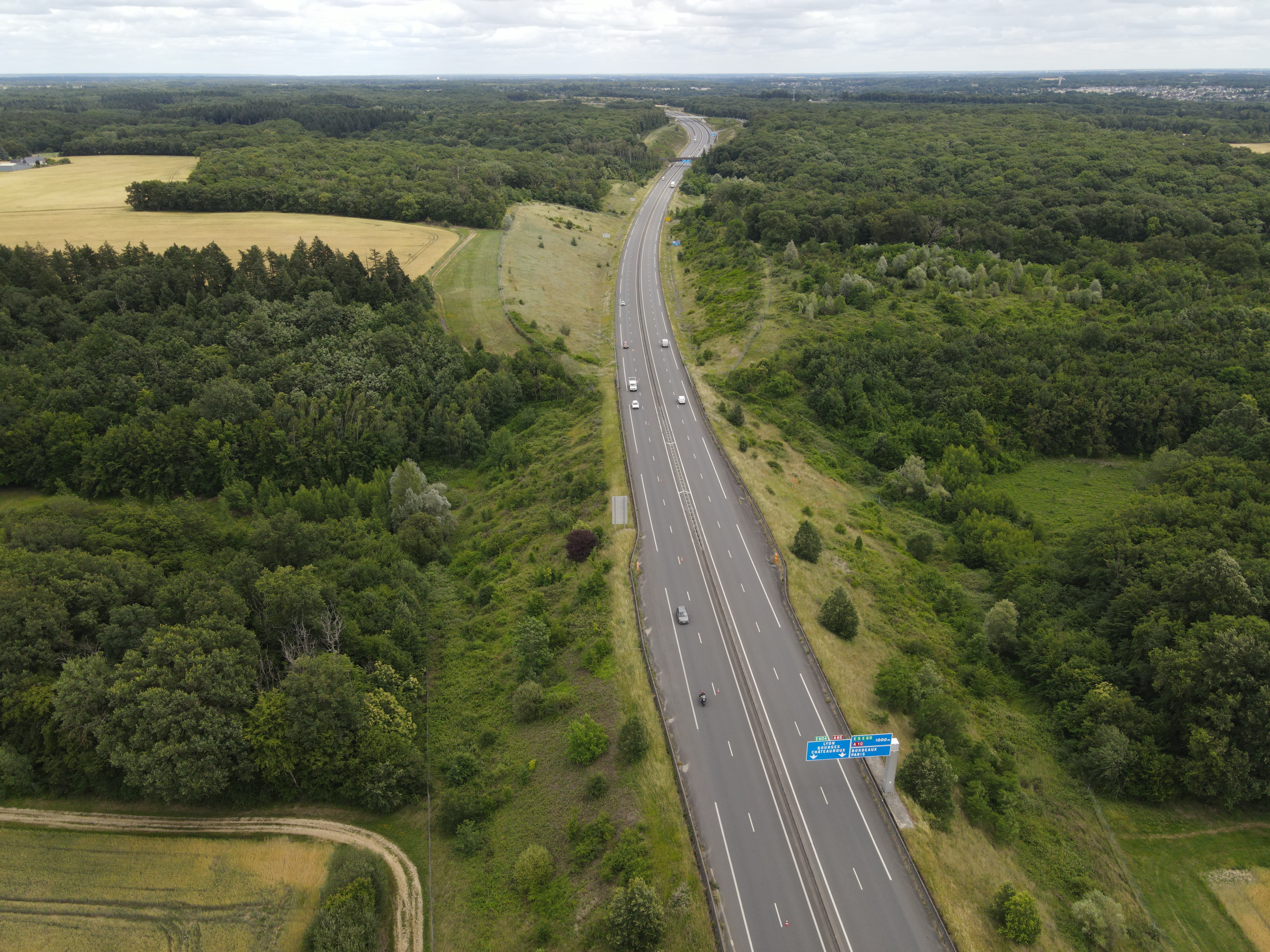 Vue drone du raccordement alternatif proposé derrière la voie ferrée.