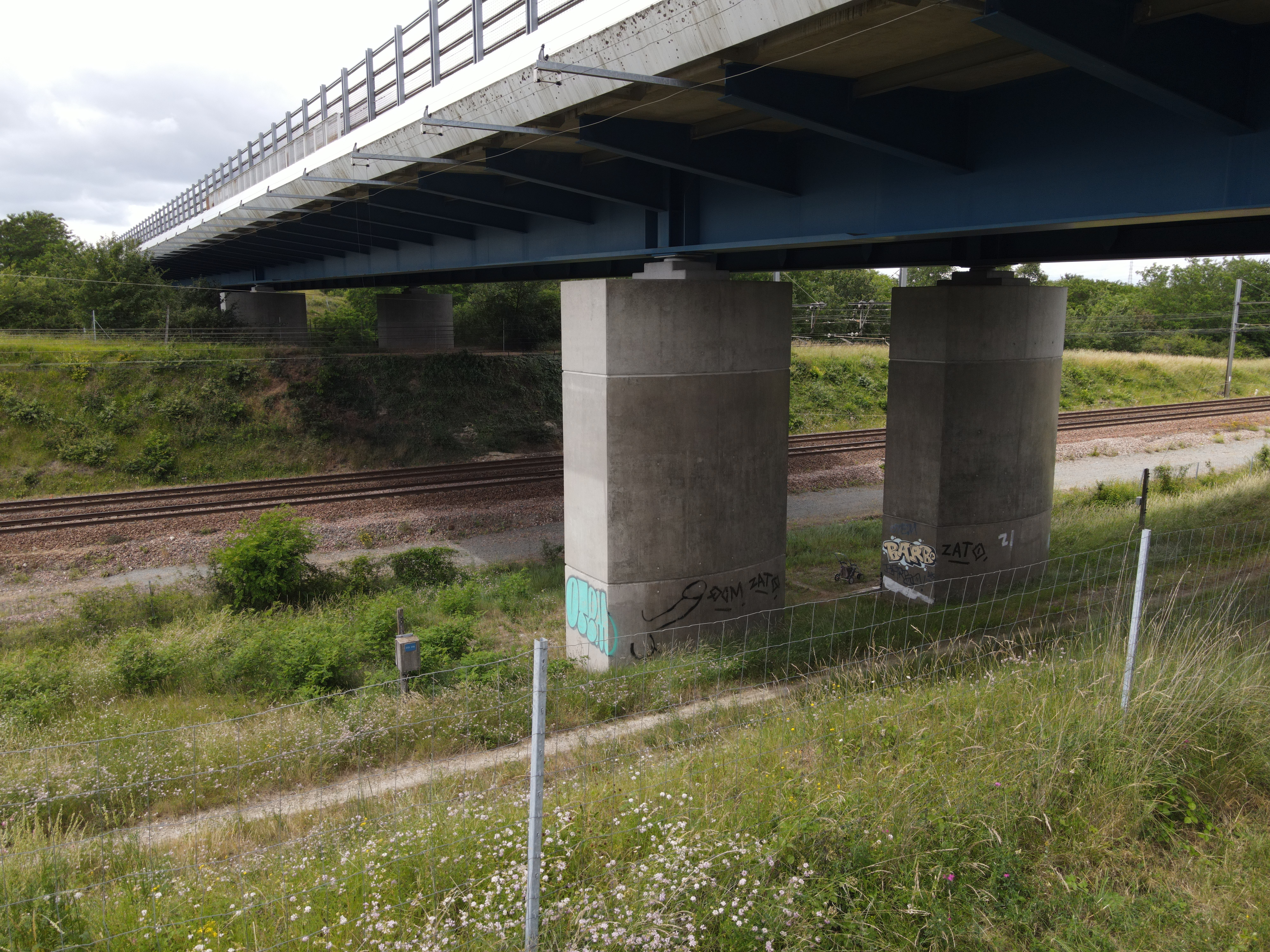 Dernière vue drone du secteur alternatif derrière la voie ferrée.